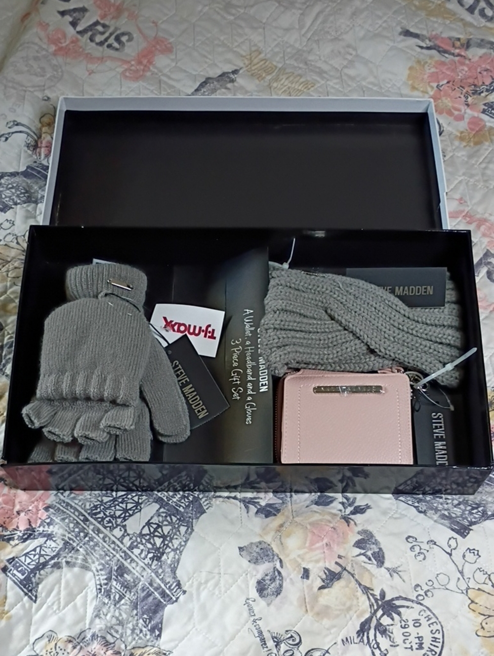 NIB Steve Madden Gray Knit Gloves & Beanie Set with Pink Card Holder